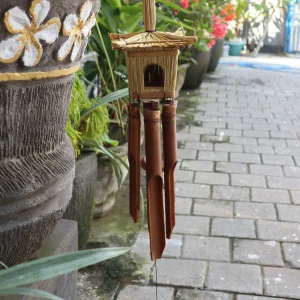 Vierkant vogelhuisje van zeegras met windgong 49x15cm