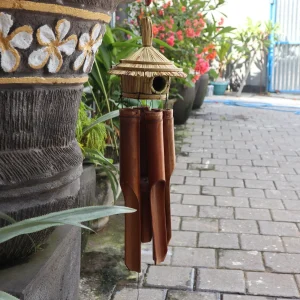 Groot rond vogelhuisje van zeegras met windgong 56x20cm